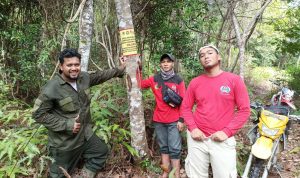 PATROLI KAWASAN DI SPTN WILAYAH I LKB, TIM PASANG RAMBU-RAMBU DAN SEBAR BENIH TANAMAN