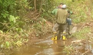 JALAN TERPUTUS DAN DIGUYUR HUJAN, PETUGAS TETAP JALANKAN PATROLI