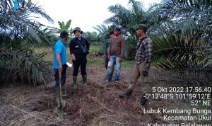 24 JAM LAKUKAN PIKET PENJAGAAN HUTAN, PETUGAS SOSIALISASIKAN POLA PENGELOLAAN KE MASYARAKAT SEKITAR