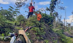 DIGUYUR HUJAN DERAS, TIK PIKET JAGA PASANG PLANG LARANGAN DIKAWASAN