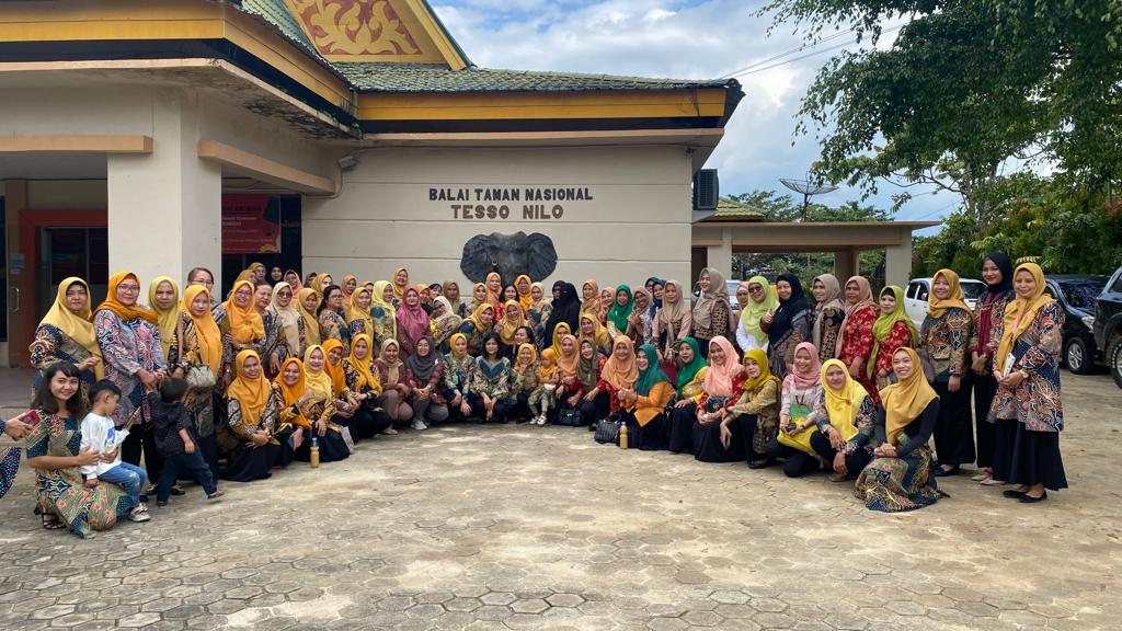 DHARMA WANITA TN TESSO NILO HELAT PERTEMUAN DHARMA WANITA PERSATUAN UPT KLHK PROVINSI RIAU