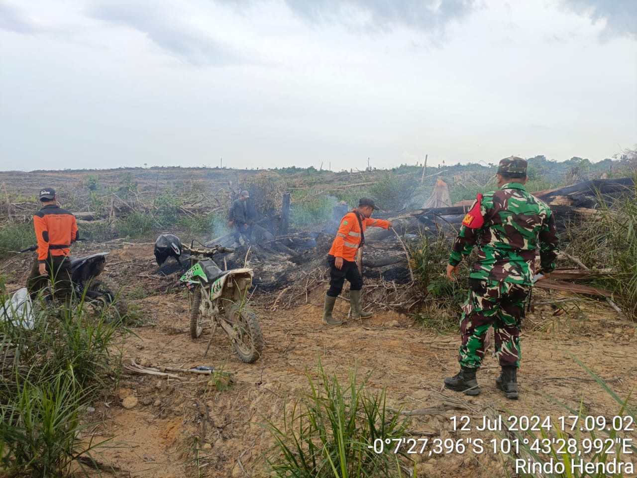 Sukses Pemadaman Kebakaran di Air Sawan: Kolaborasi Tim Penyelamat dari Manggala Agni SPTN Wilayah I Lubuk Kembang Bunga